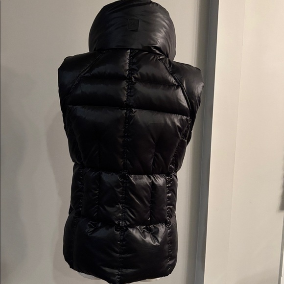 SAM. Women's Black Puffer Vest - Picture 4 of 4